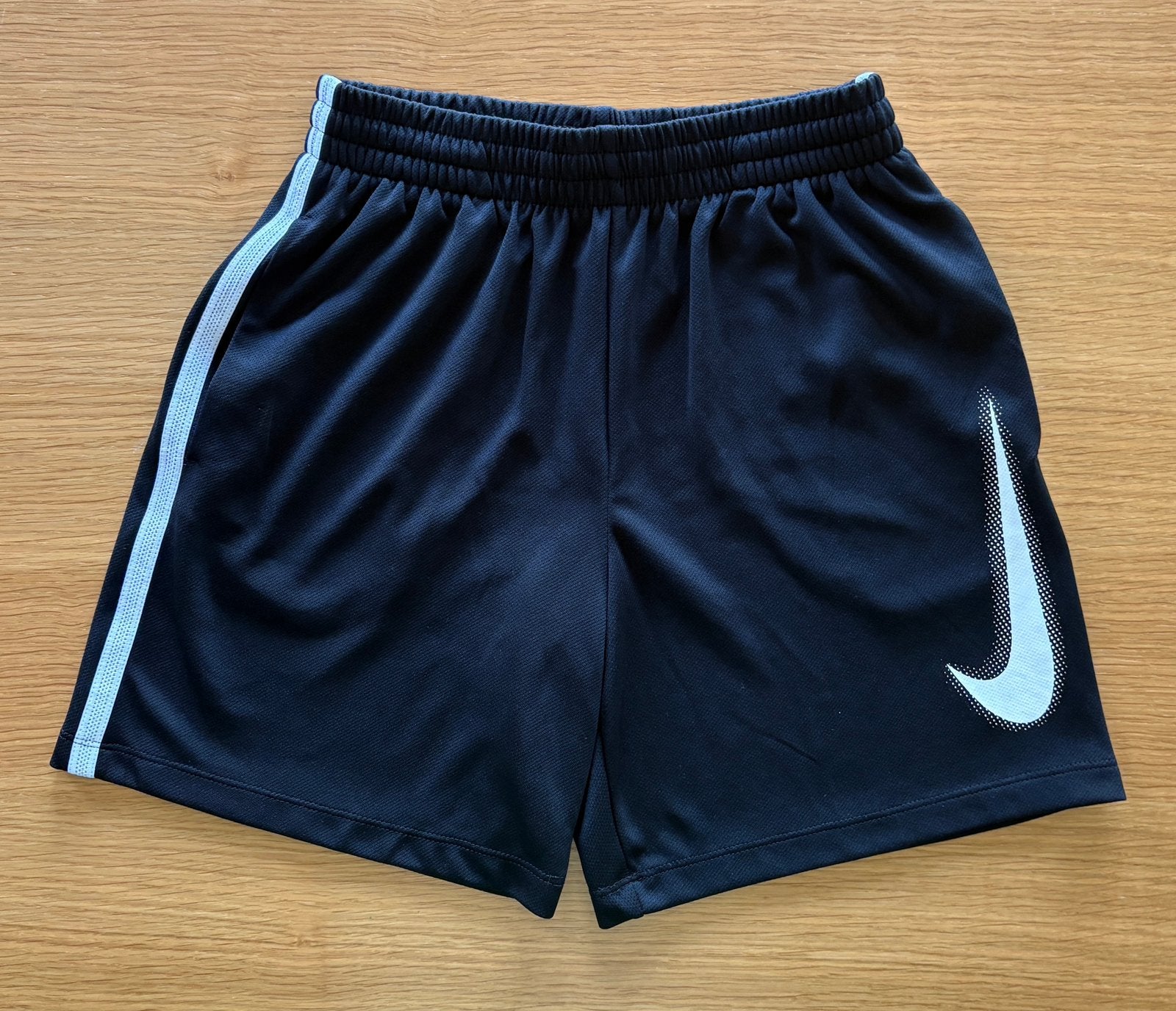 Short de sport noir - NIKE - M / 11 ans - 12€, Enfants & Bébés, Vêtements enfant | Taille 146, Enlèvement ou Envoi, Comme neuf