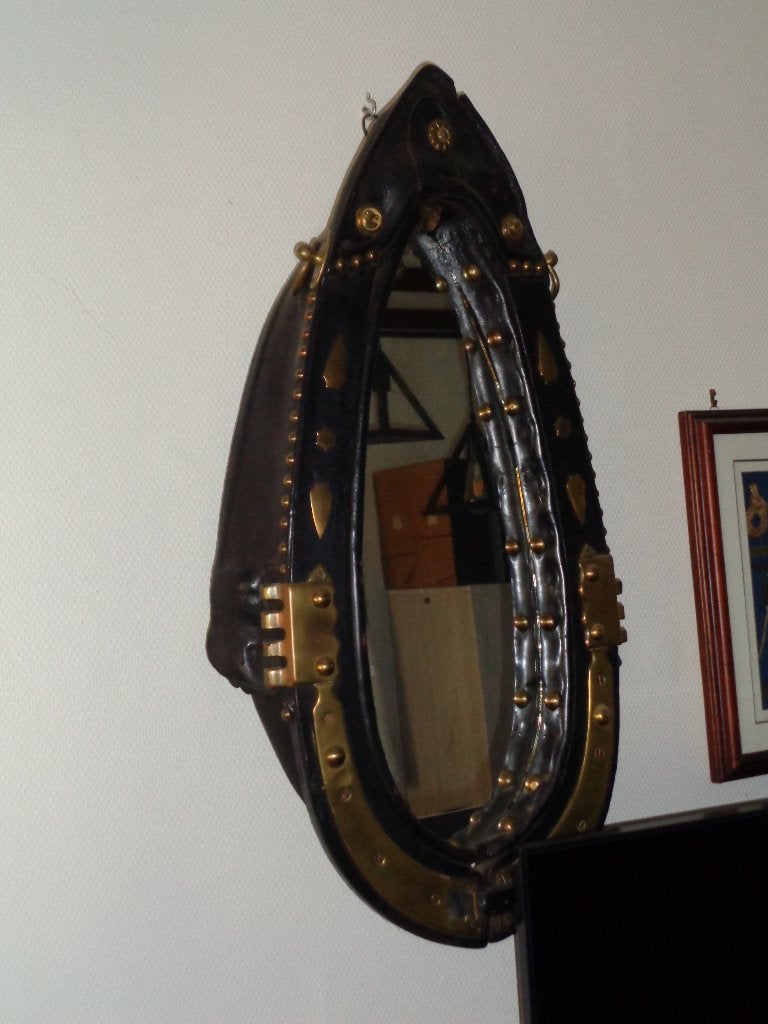 harnais de cheval avec miroir, Enlèvement