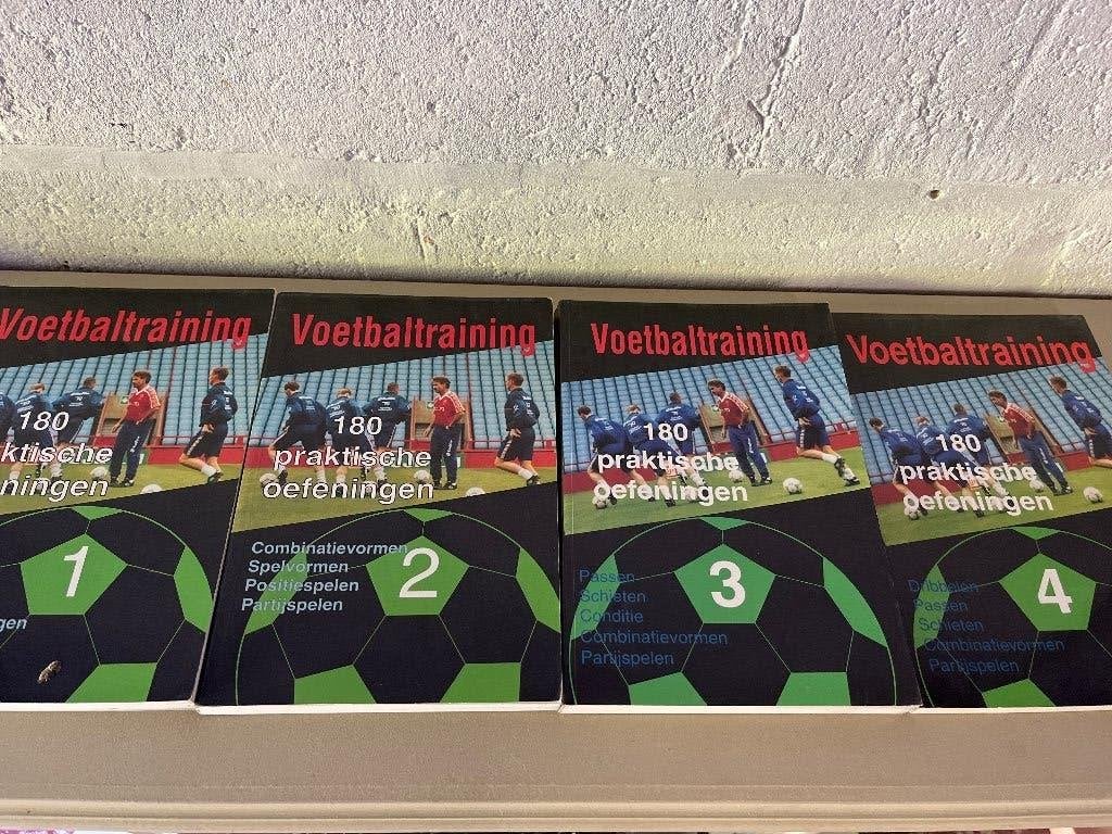 Boeken voetbaltraining, Boeken, Ophalen, Zo goed als nieuw, Balsport