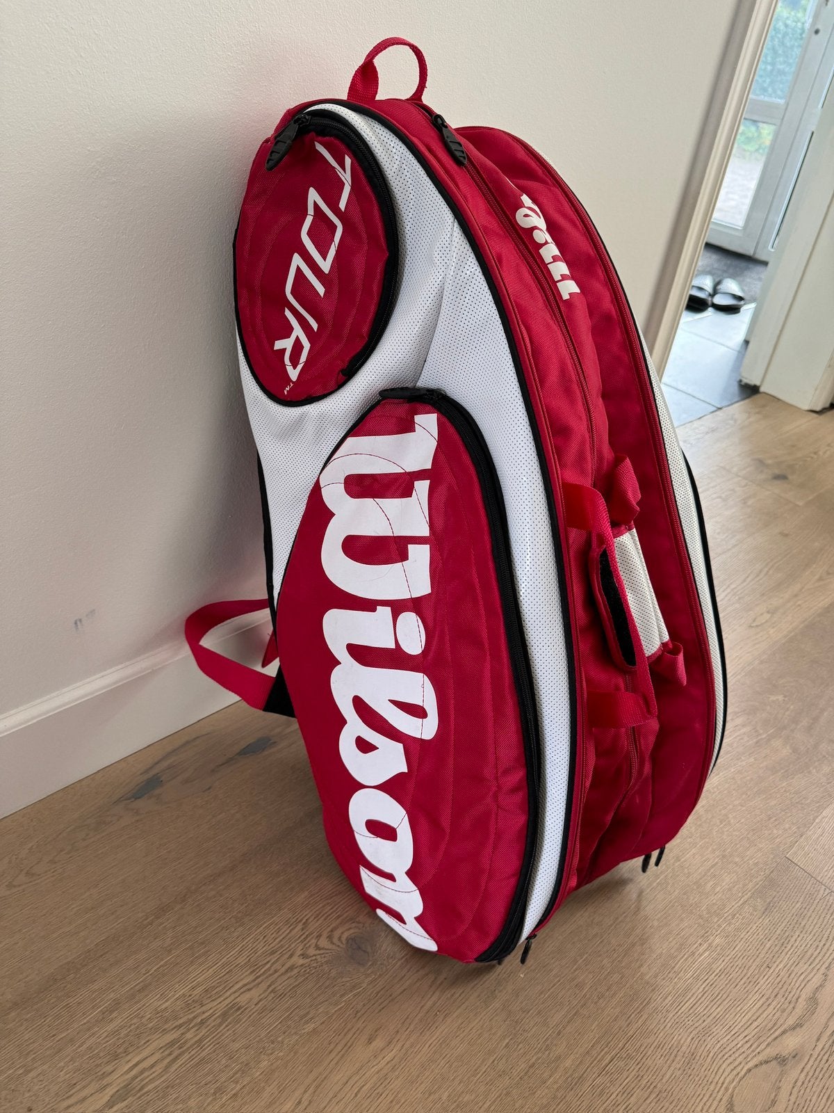 Rood witte tenniszak Wilson, Handtassen en Accessoires, Tassen | Sporttassen, Zo goed als nieuw, Ophalen