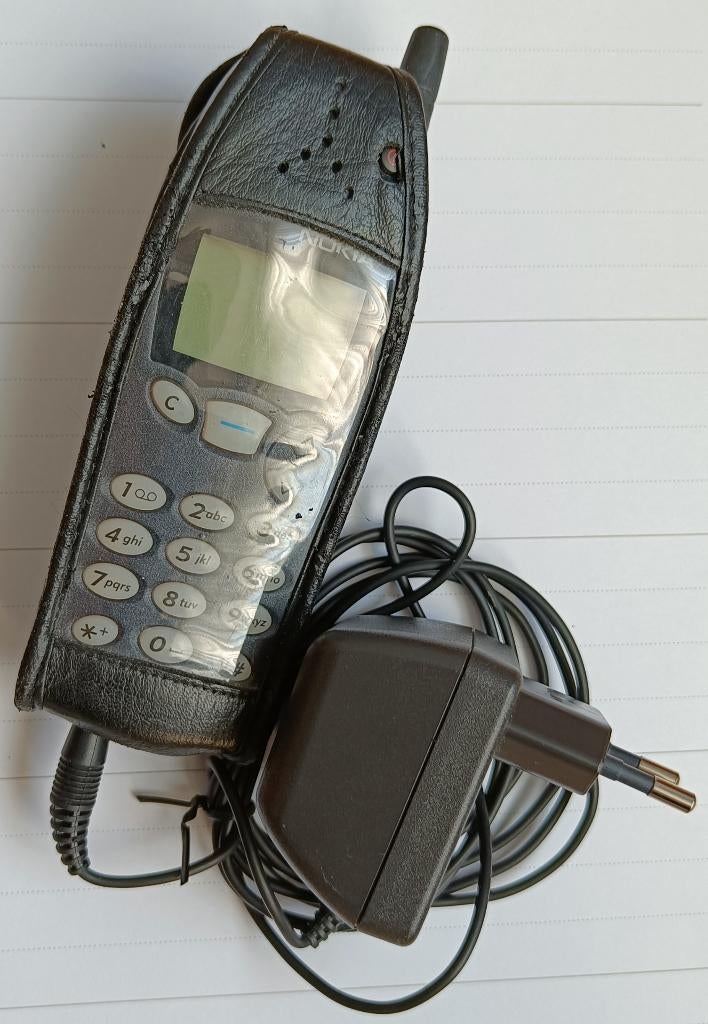 Nokia 6110 met hoesje en originele Nokia lader, Telecommunicatie, Gebruikt, Geen camera, Zwart, Fysiek toetsenbord