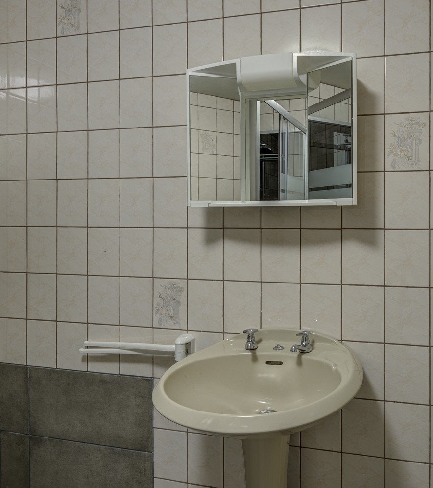 Lavabo met zuil en kraan + staand toilet, Huis en Inrichting, Badkamer | Complete badkamers, Gebruikt, Met douche, Ophalen