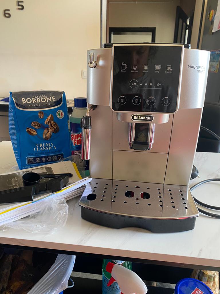Machine à café Delonghi, Electroménager, Réservoir d'eau amovible, Café en grains, Comme neuf, Enlèvement
