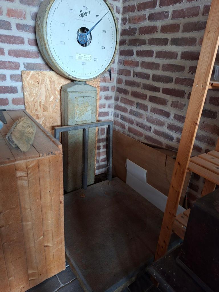 Oude weegschaal, Ophalen