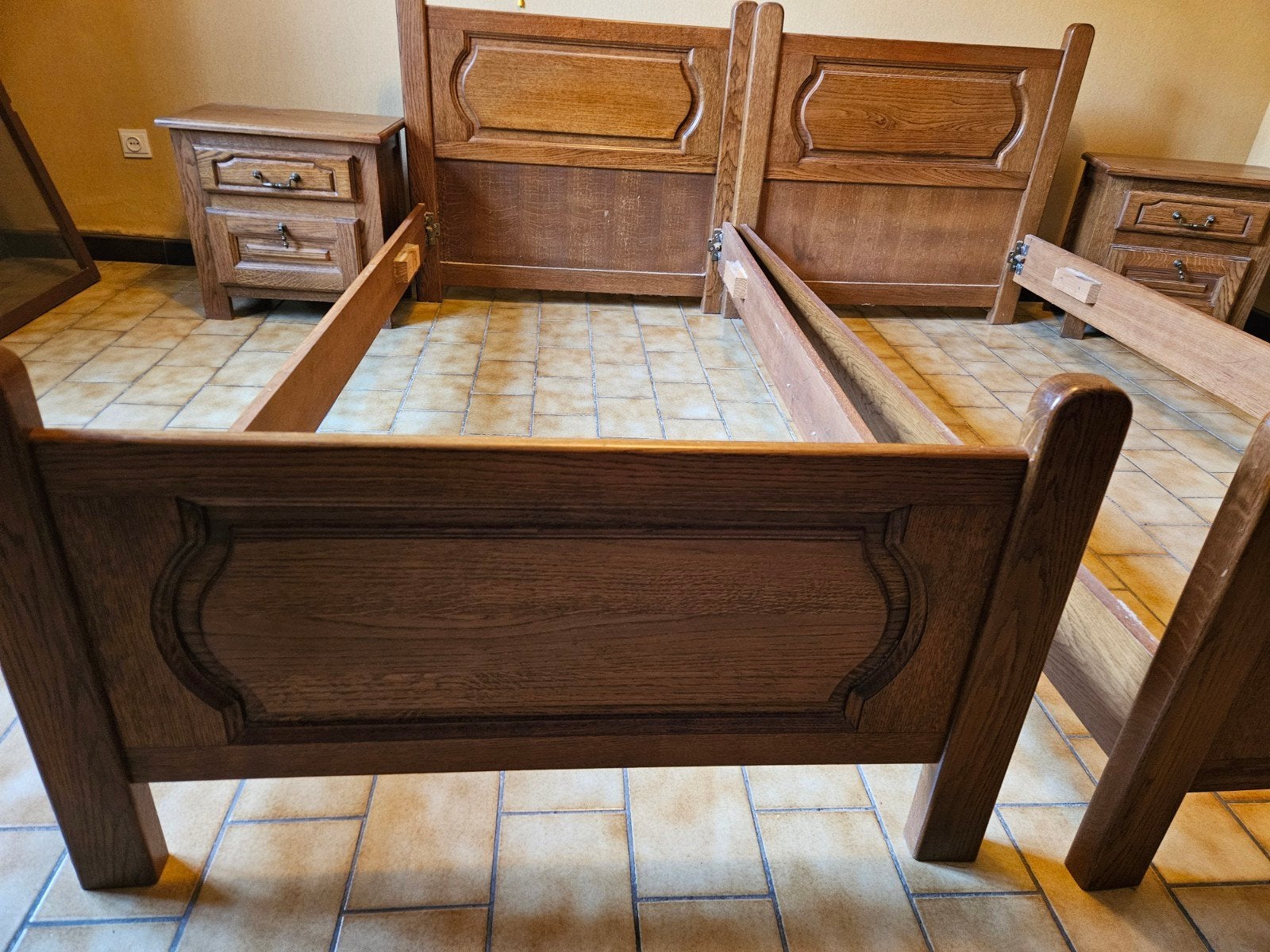 2 bedframes + 2 nachtkastjes, Ophalen