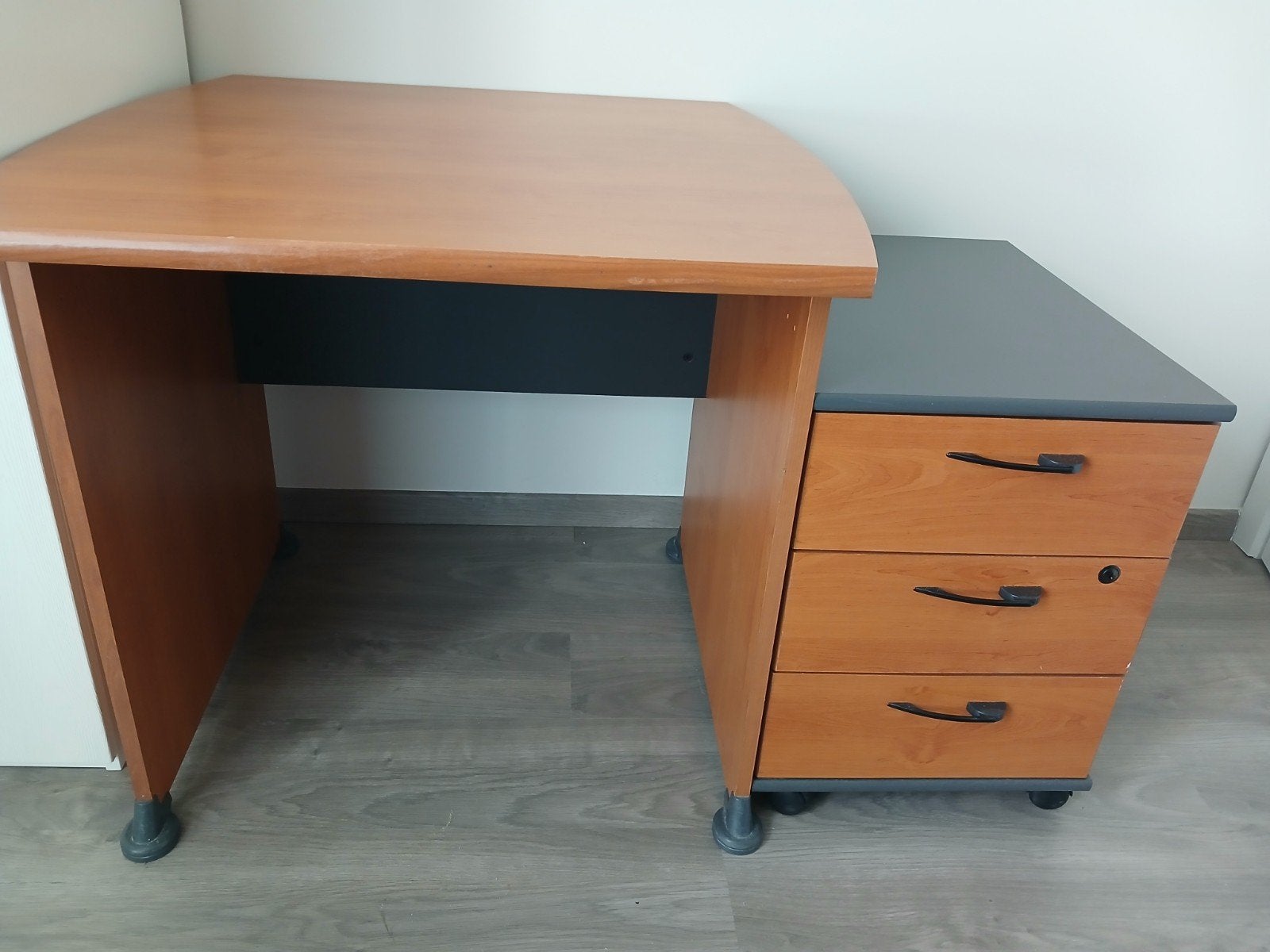 Buro met ladeblok., Huis en Inrichting, Ophalen, Zo goed als nieuw, 80 cm, Hout