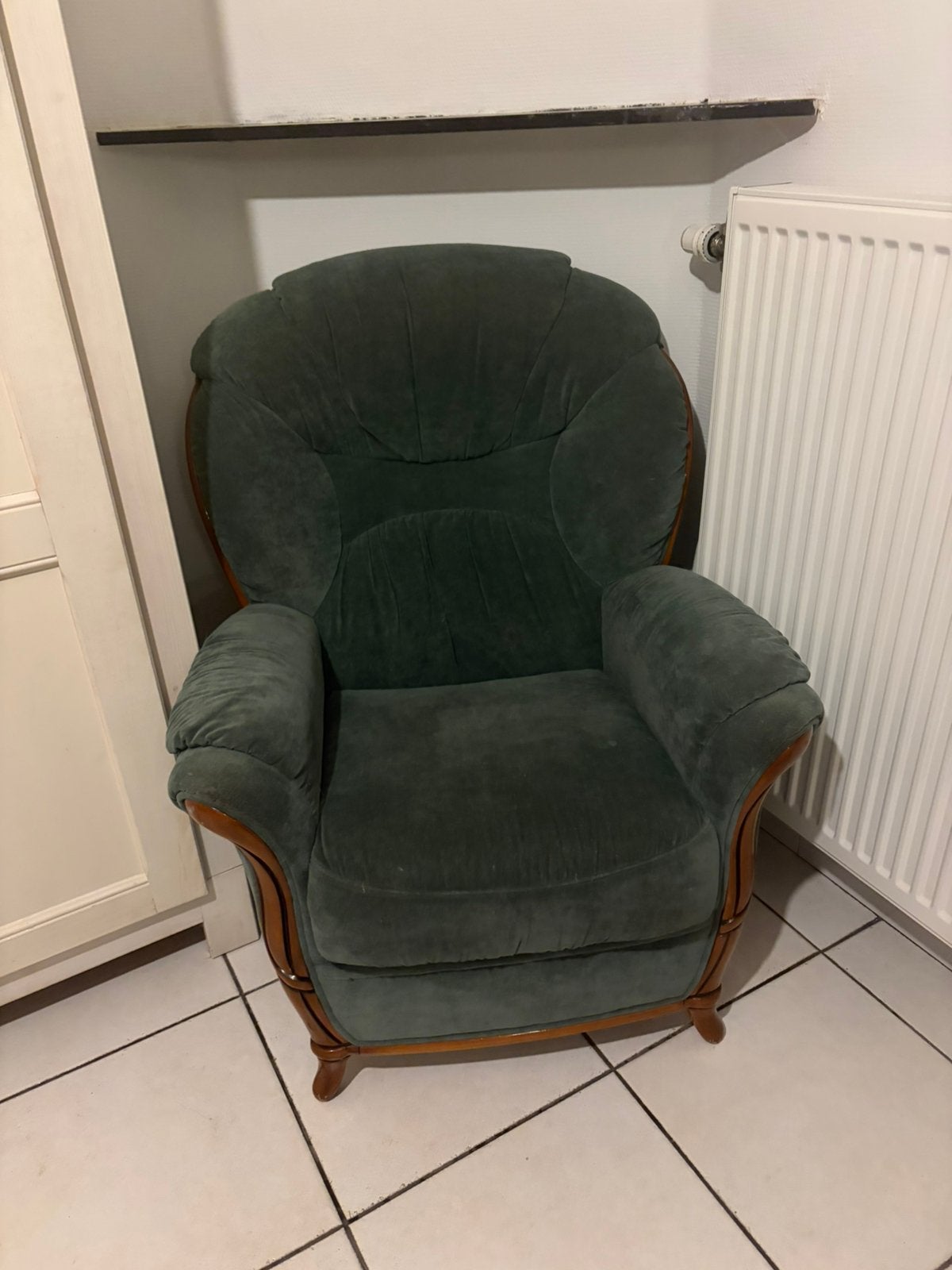 Fauteuil en velours vert avec structure en bois, Maison & Meubles, Fauteuils, Utilisé, Bois, Enlèvement
