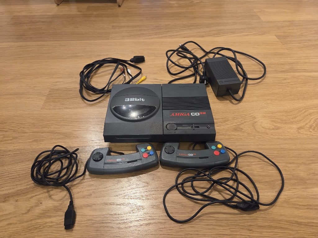 Amiga CD32 Commodore PAL Lot avec 2 manettes et jeu original, Enlèvement, Autres marques, Comme neuf