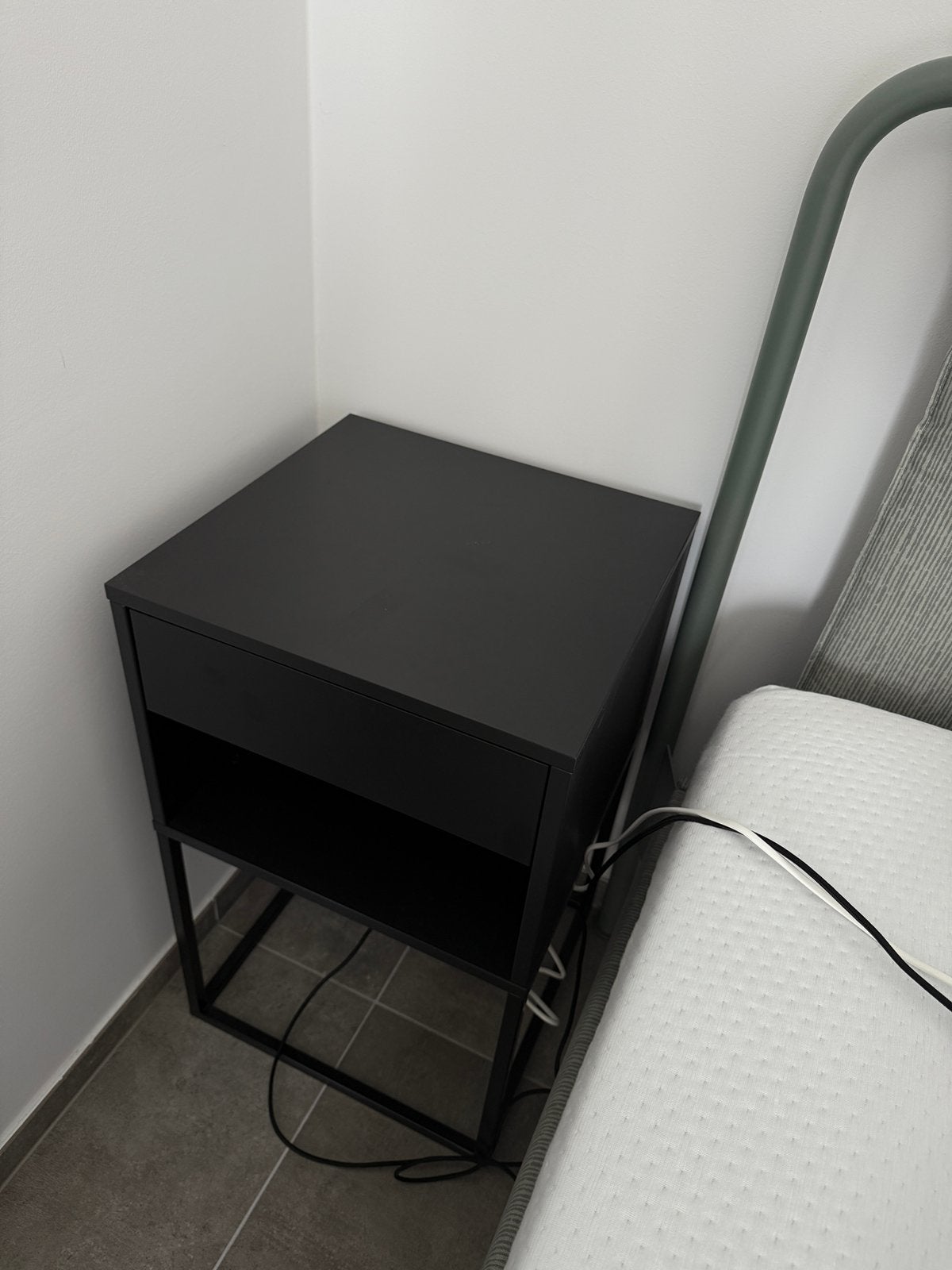Nachtkast - IKEA Vikhammer, Huis en Inrichting, Slaapkamer | Nachtkastjes, Ophalen, Overige materialen, Minder dan 45 cm, 55 tot 70 cm