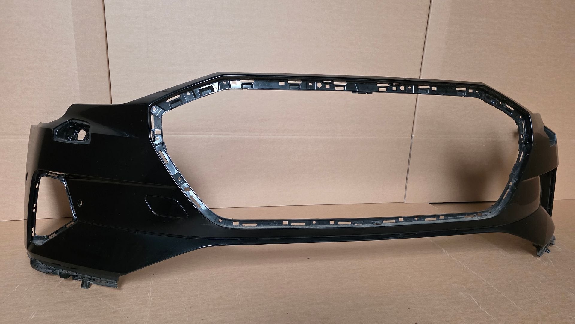 Voorbumper Audi 4KE E-TRON 4K 6xPDC 4KE807437 ETRON Basic, Gebruikt, -, Voor, Ophalen of Verzenden