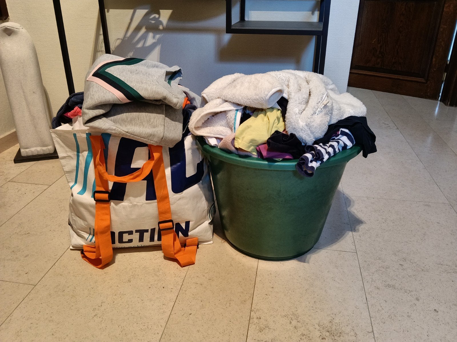 2 grote zakken/manden meisjeskleding + 4 jassen, Kinderen en Baby's, Ophalen, Gebruikt, Meisje, Overige typen