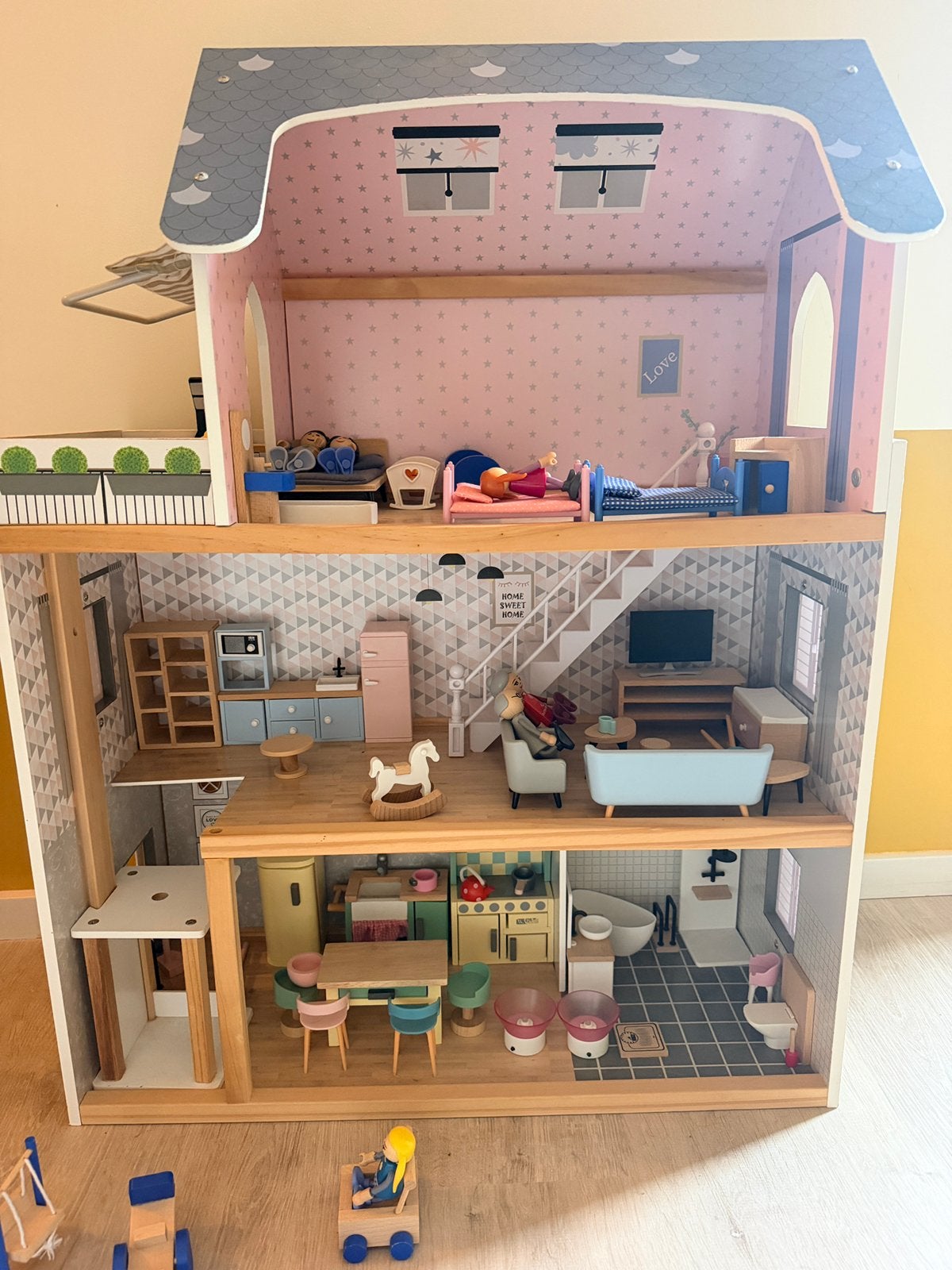 Maison de poupées avec de nombreux accessoires et poupées, Enfants & Bébés, Enlèvement, Comme neuf, Maison de poupées