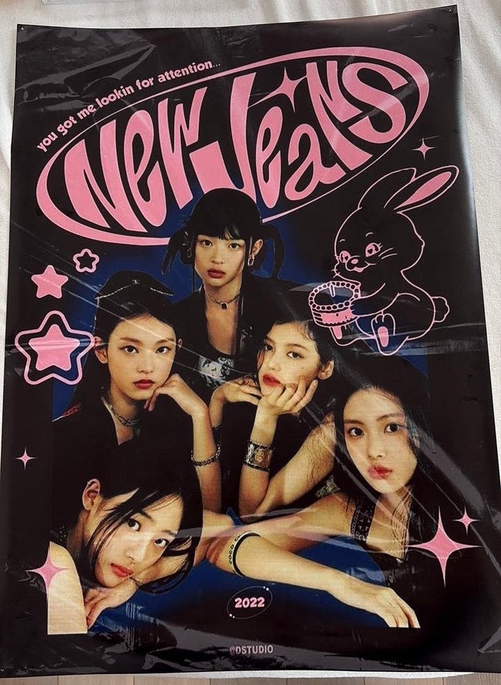 New Jeans K-Pop Poster 50cm x 40cm, Verzamelen, Posters, Rechthoekig Staand, Deurposter of groter, Ophalen of Verzenden, Zo goed als nieuw