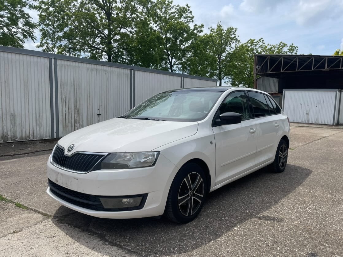 Skoda Rapid 1,2Benzine 2015 full option Digitale airco Pano, Auto's, Skoda, Voorwielaandrijving, Euro 5, Stof, Zwart