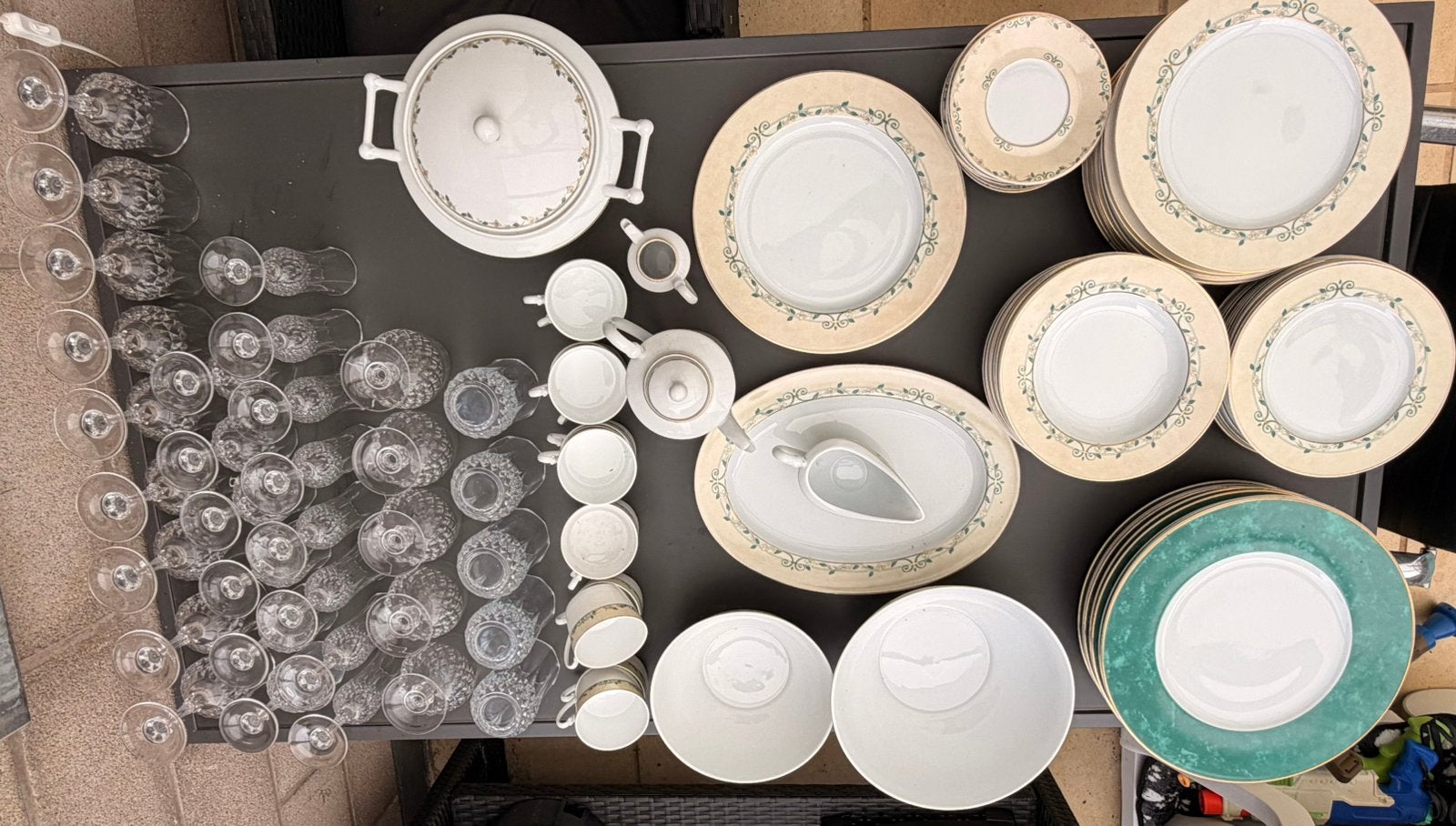 LOT VAISSELLES PORCELAINE LIMOGE + VERRES CRYSTAL D’ARQUES, Antiquités & Art, Enlèvement
