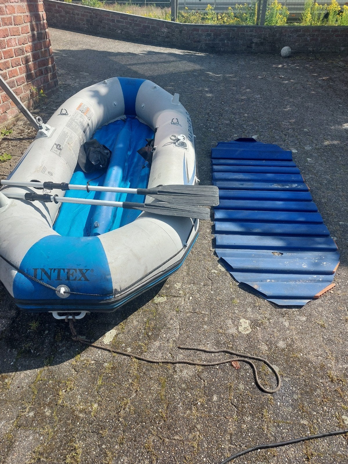 Rubberen roeiboot, Enlèvement