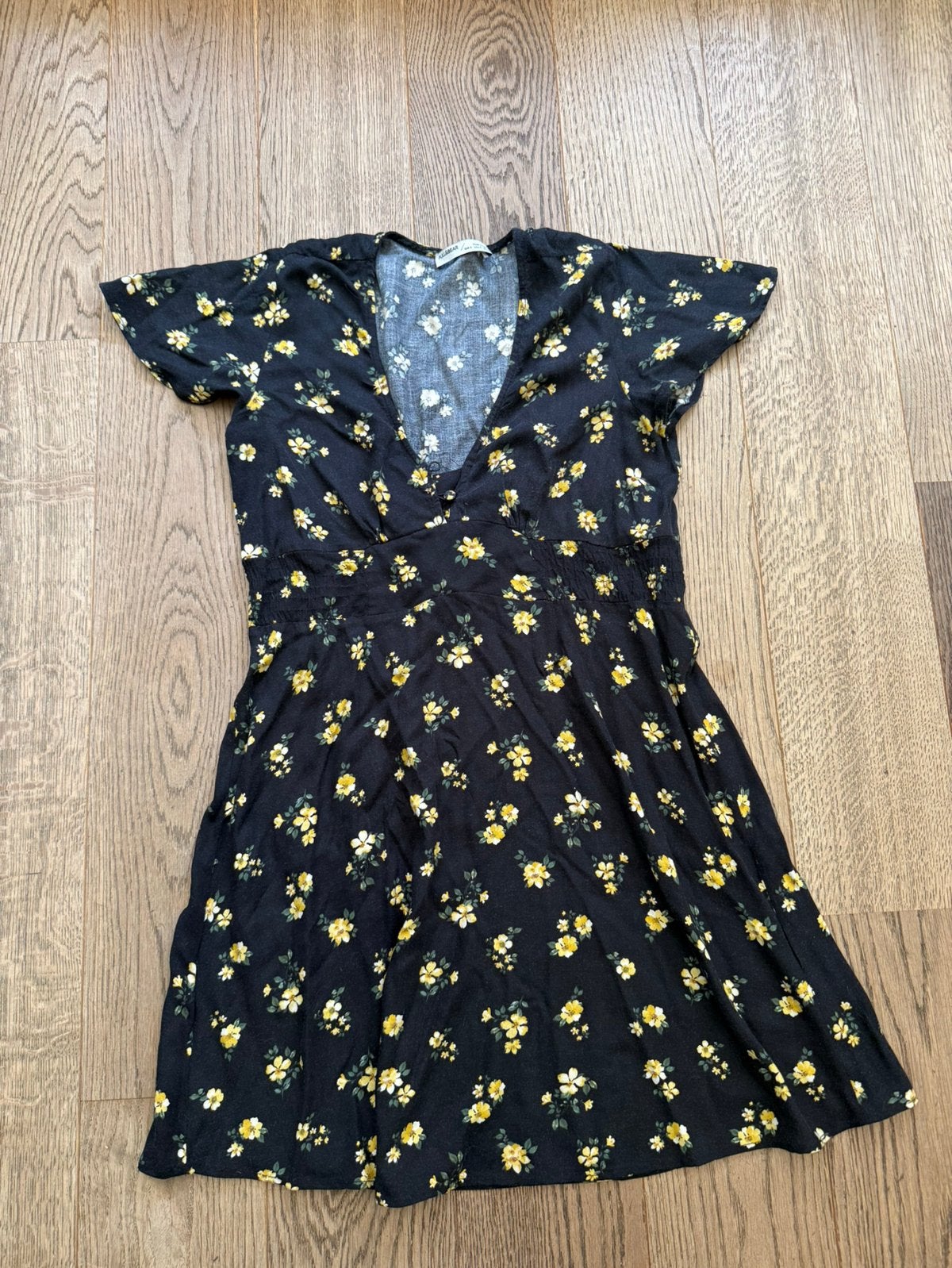 Mooi zwart kleedje met gele bloempjes - Small, Vêtements | Femmes, Vêtements de Bain & Maillots de Bain, Enlèvement ou Envoi, Porté