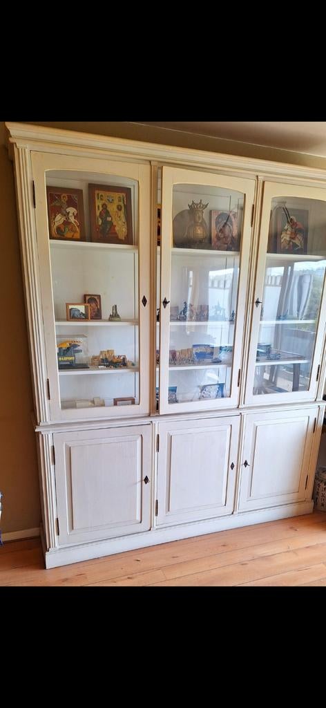 Grote antieke vitrinekast in massief houten dressoir.