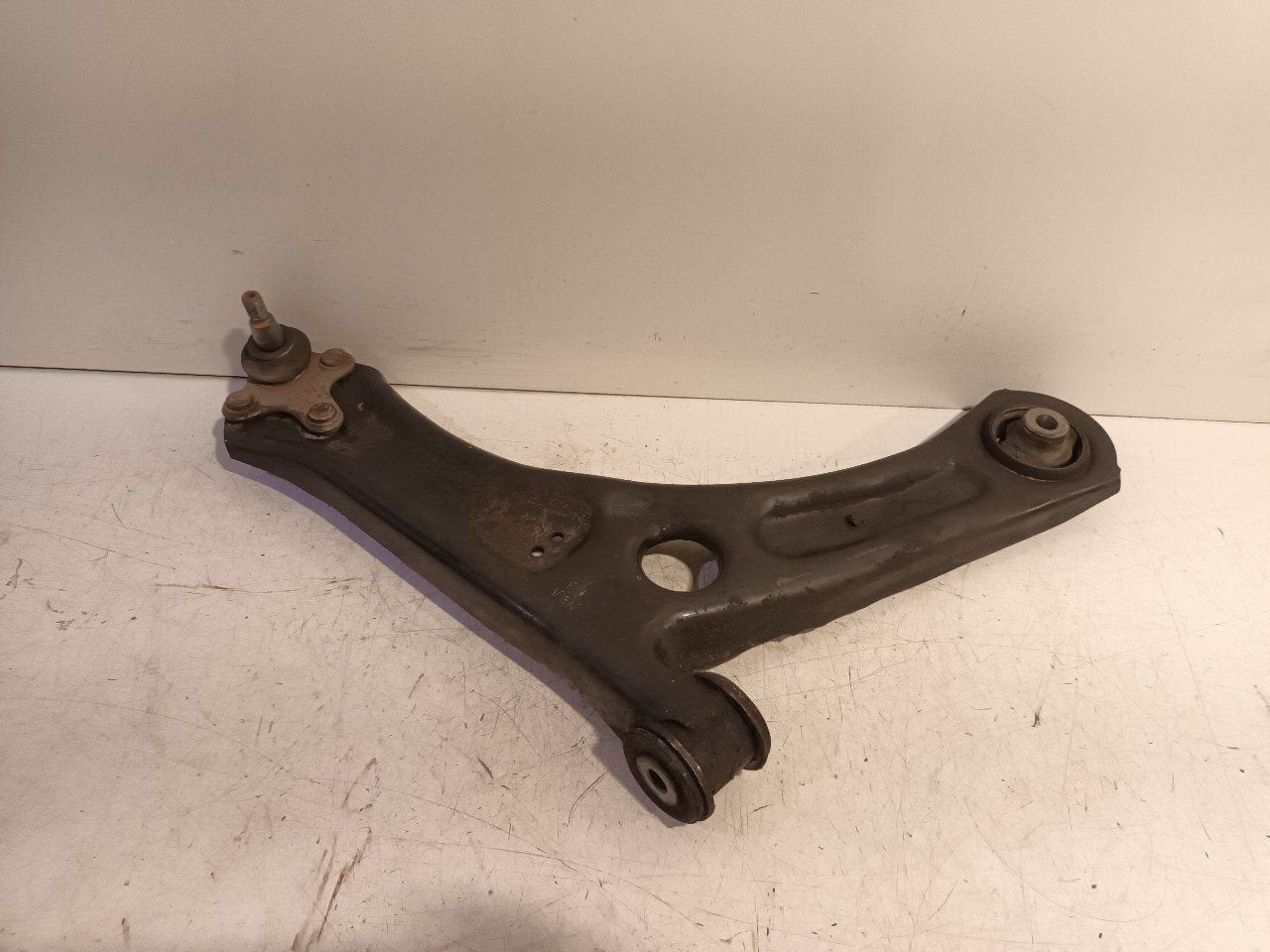 Draagarm rechts voor Skoda Superb, Onderdelen@venauto.nl, Van der Ven Autorecycling B.V., Ettenseweg 76, 4706 PB Roosendaal, The Netherlands