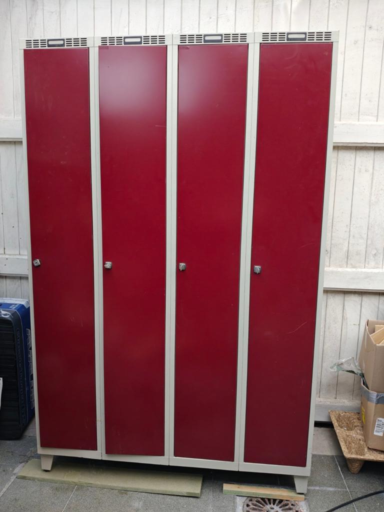 Rode lockerkast (4deurs) - Industrieel / Werkplaats / Garage, Ophalen