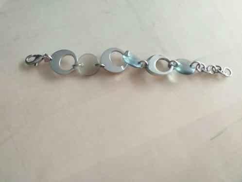 Leuke ongedragen zilverkleurige armband van Victoria, Handtassen en Accessoires, Armbanden, Nieuw, Ophalen of Verzenden