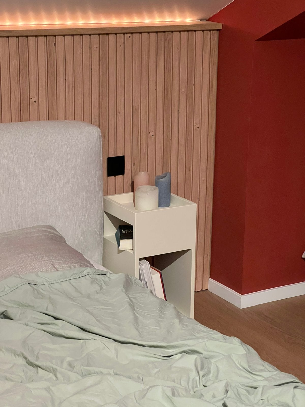 Minimalistisch nachtkastje, Huis en Inrichting, Slaapkamer | Nachtkastjes, Ophalen of Verzenden