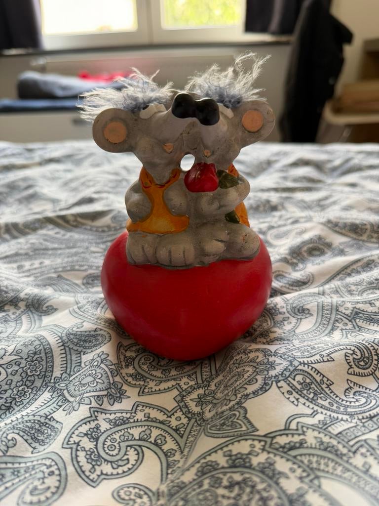Figurine koalas amoureux sur cœur – déco originale, Verzamelen, Spaarpotten, Ophalen, Zo goed als nieuw