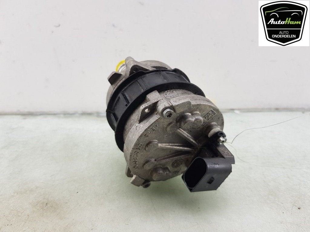 EXTRA EAU POMPE Porsche Taycan (Y1A) (01-2019/12-2023), Porsche Deutschland GmbH, Porscheplatz 1
70435  Stuttgart, DE, Porsche