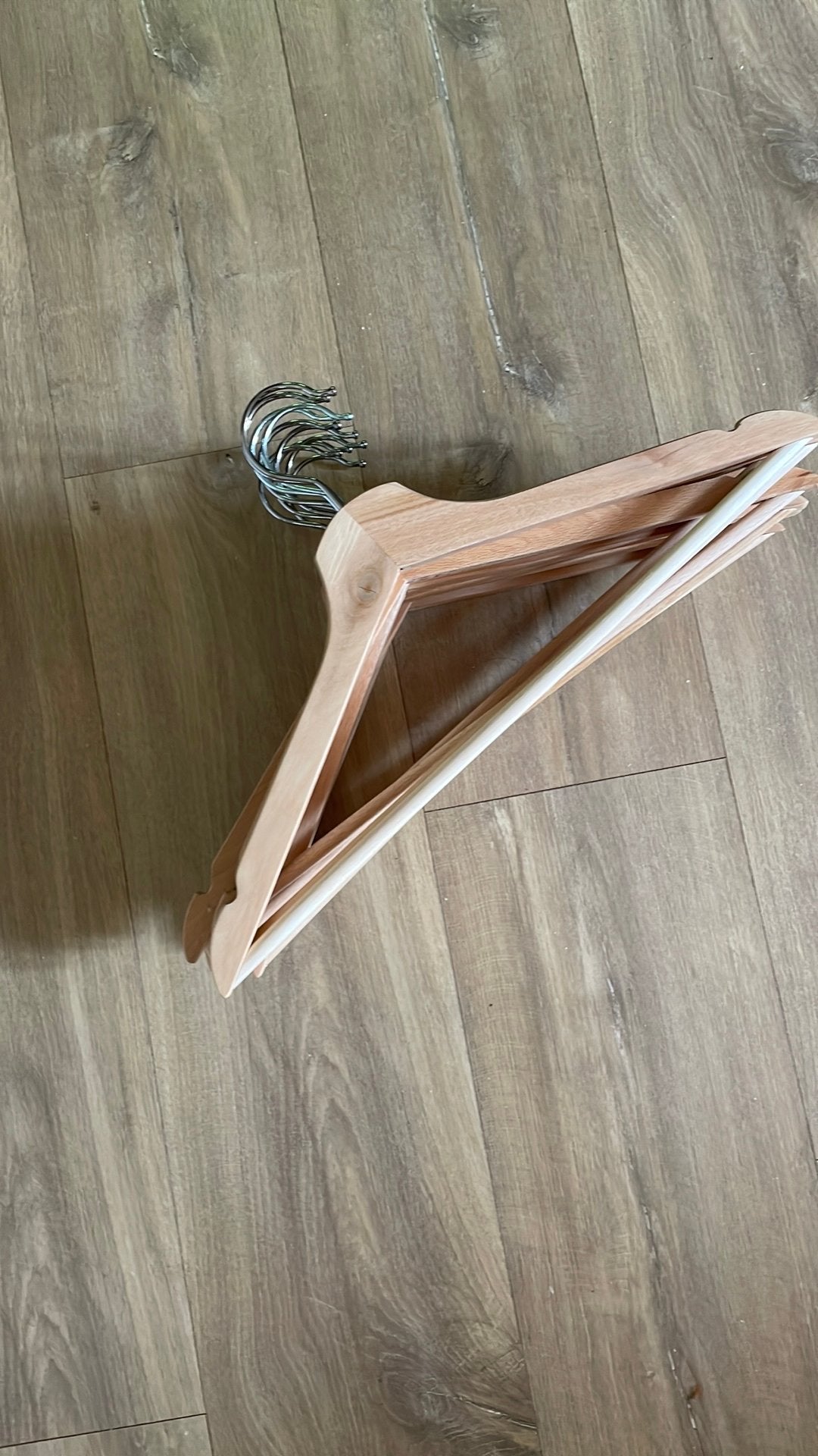 10 houten kledinghangers, Ophalen