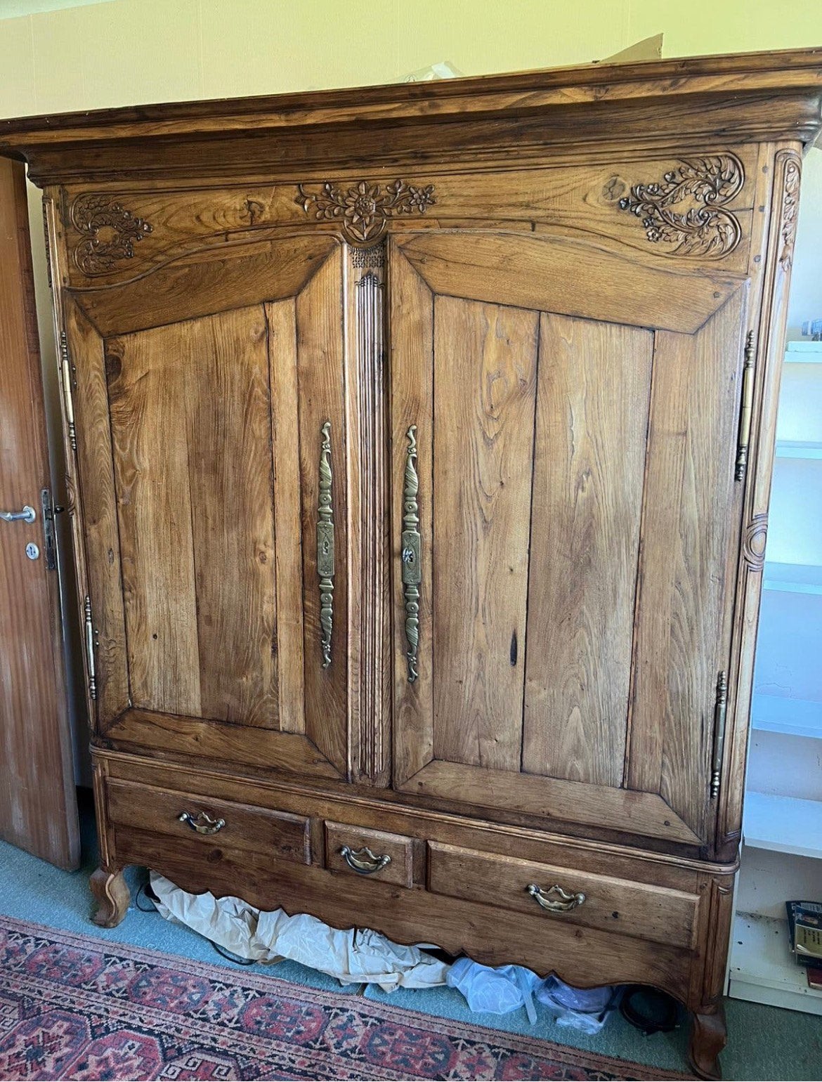 Oude houten kledingkast, Ophalen