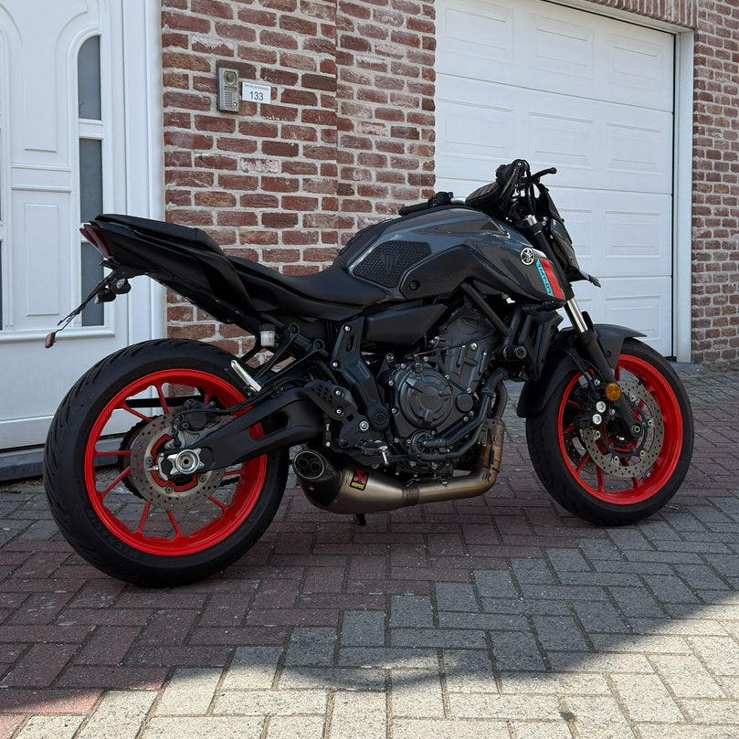 YAMAHA MT-07 2021 | 4200 KM | AKRAPOVIC TITANIUM, Motos, Occasion, Plus de 35 kW, 2 cylindres, Particulier