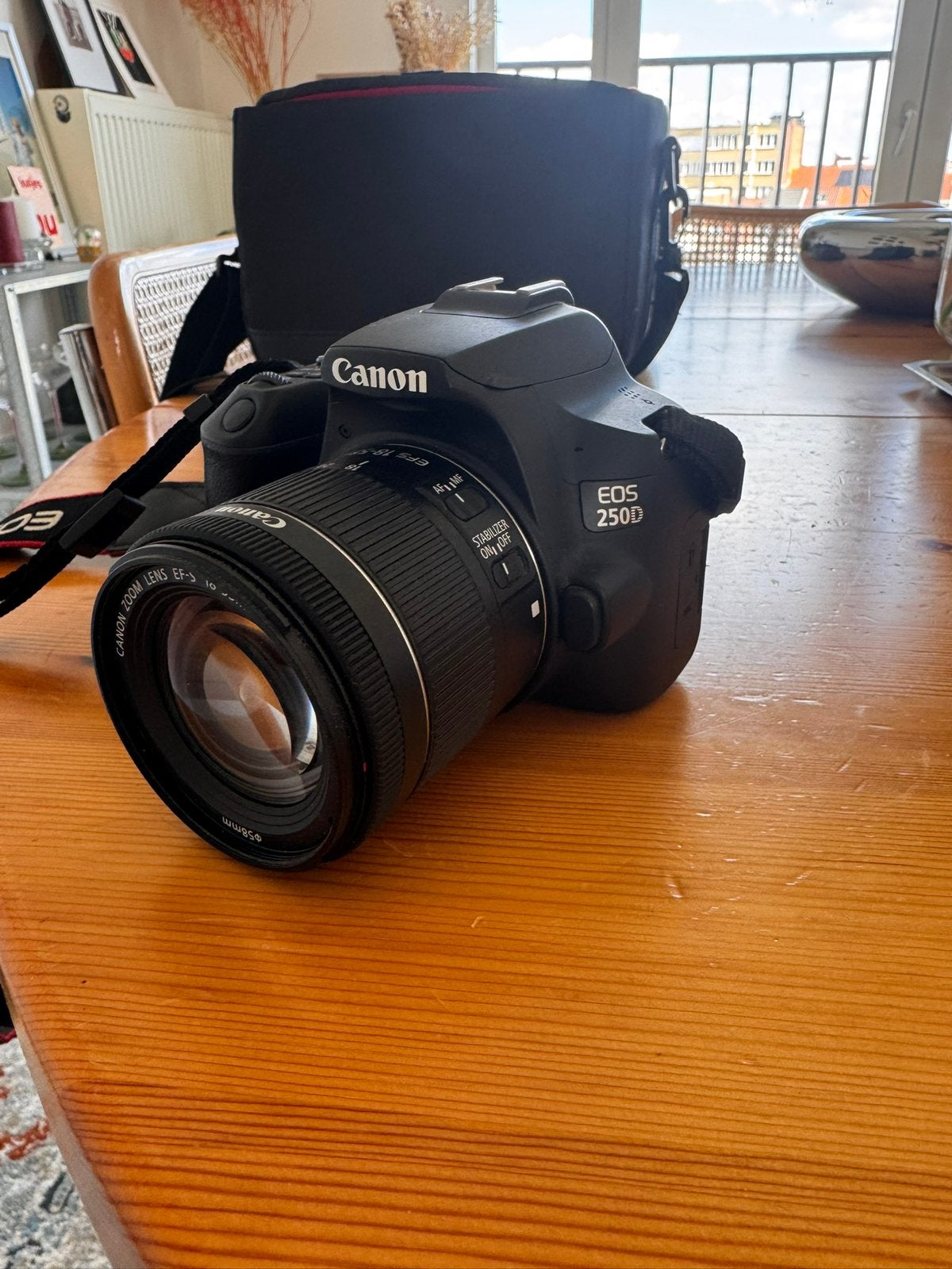 Canon EOS 250D, Enlèvement ou Envoi, Canon, Moins de 4 fois, Batterie