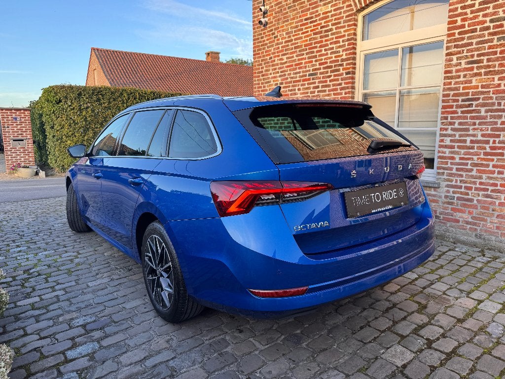 2024 Skoda Octavia Combi Clever+ Panodak/HUD/Cam/Sport, Auto's, Dealer onderhouden, Blauw, Leder en Stof, Break