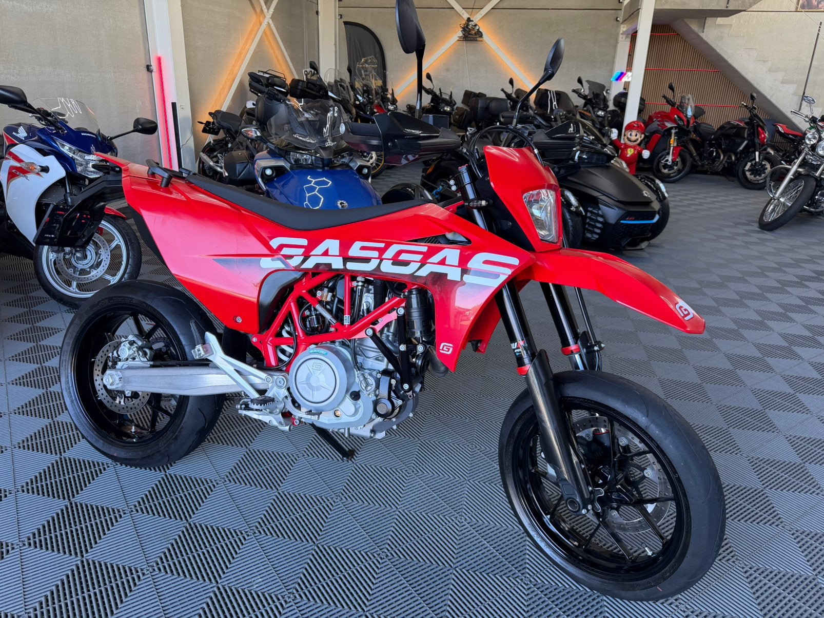 GASGAS SM 700 * GARANTIE * 2022 * 3.000 km, Motoren, Ophalen, Gasgas, Gasgas, Meer dan 35 kW