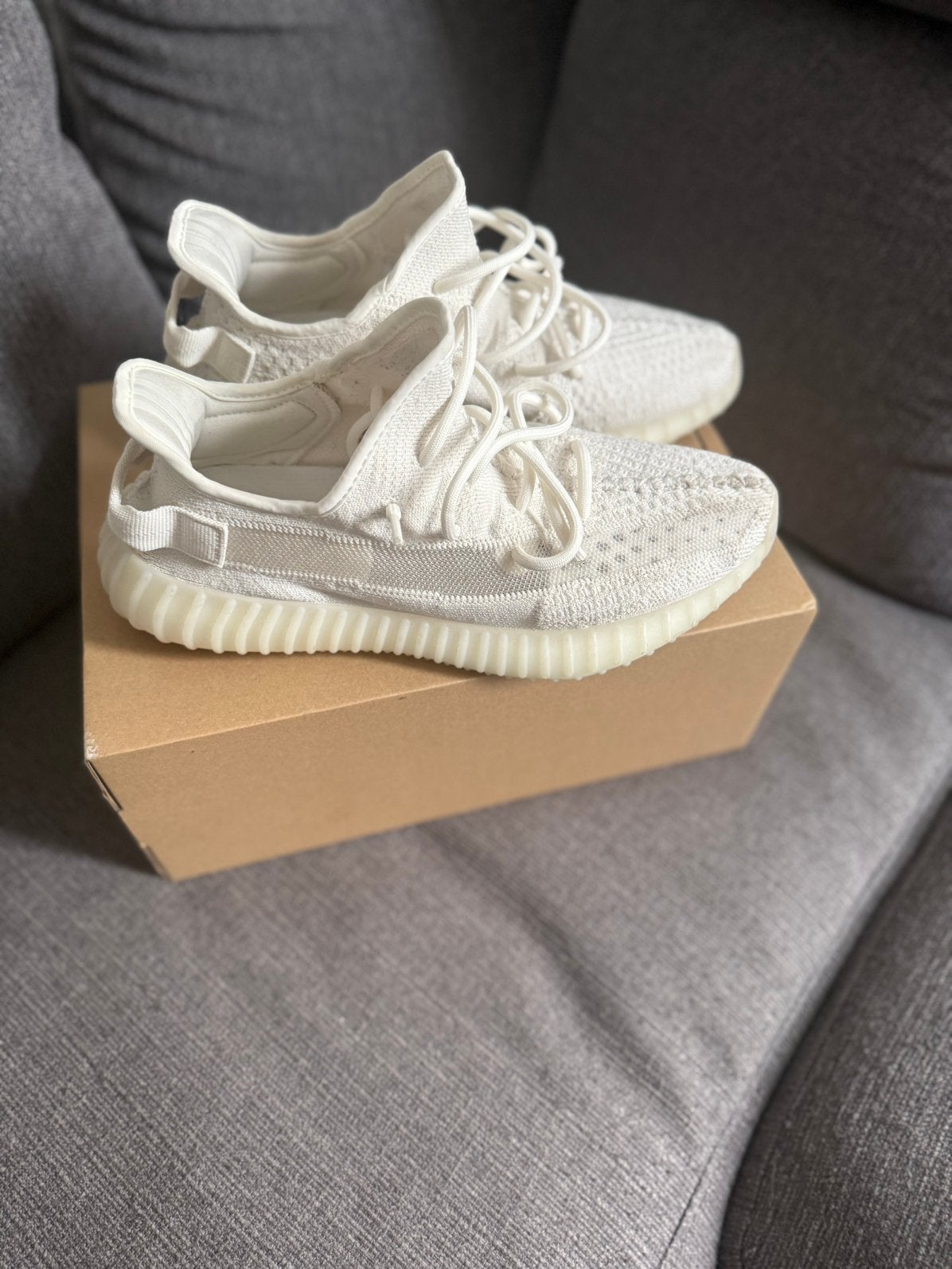 Yeezy 350 v2 Bone, Kleding | Heren, Ophalen of Verzenden, Zo goed als nieuw