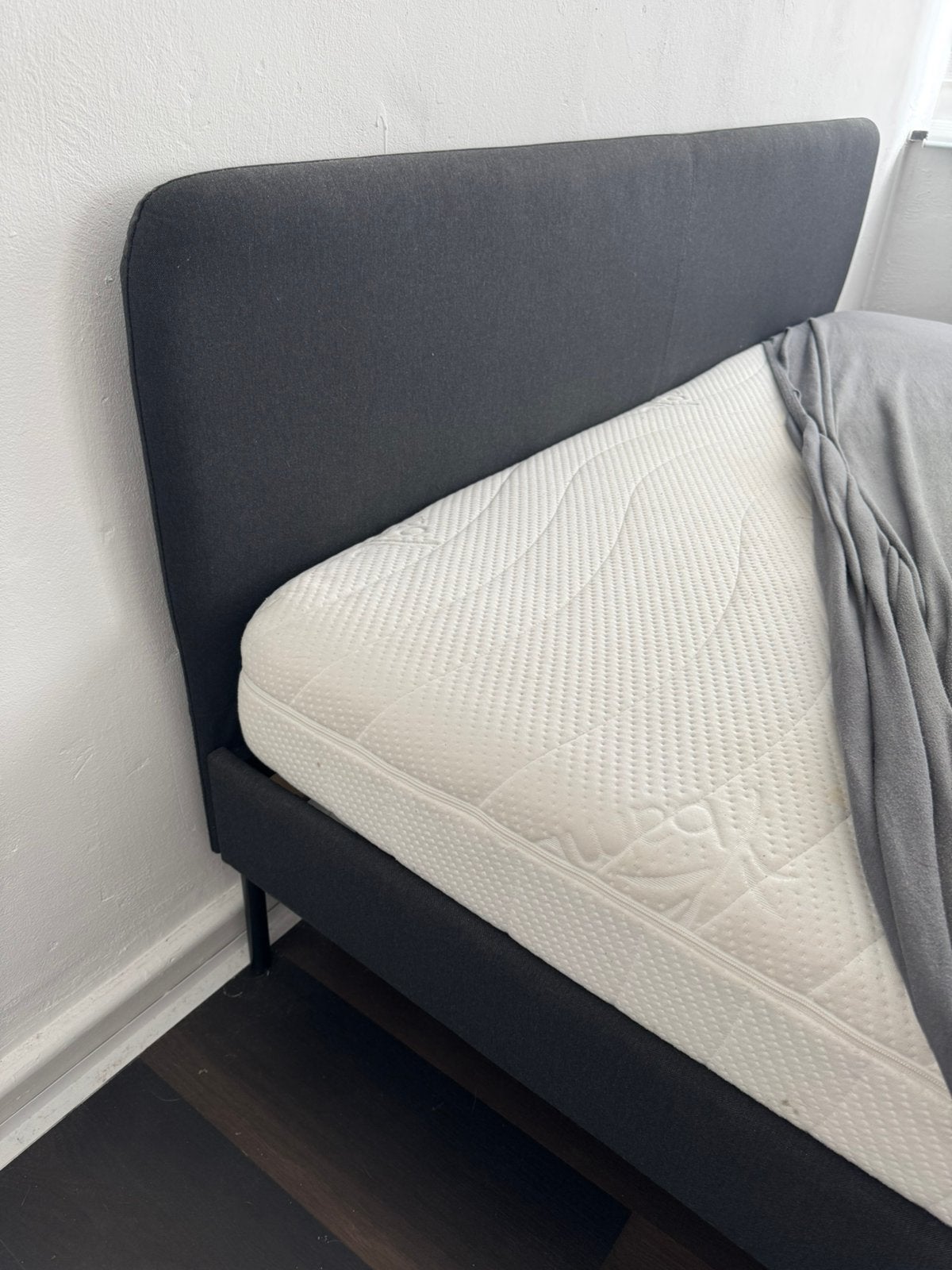 Lit 160 sur 200. Avec sommier et matelas., Enlèvement ou Envoi, Comme neuf