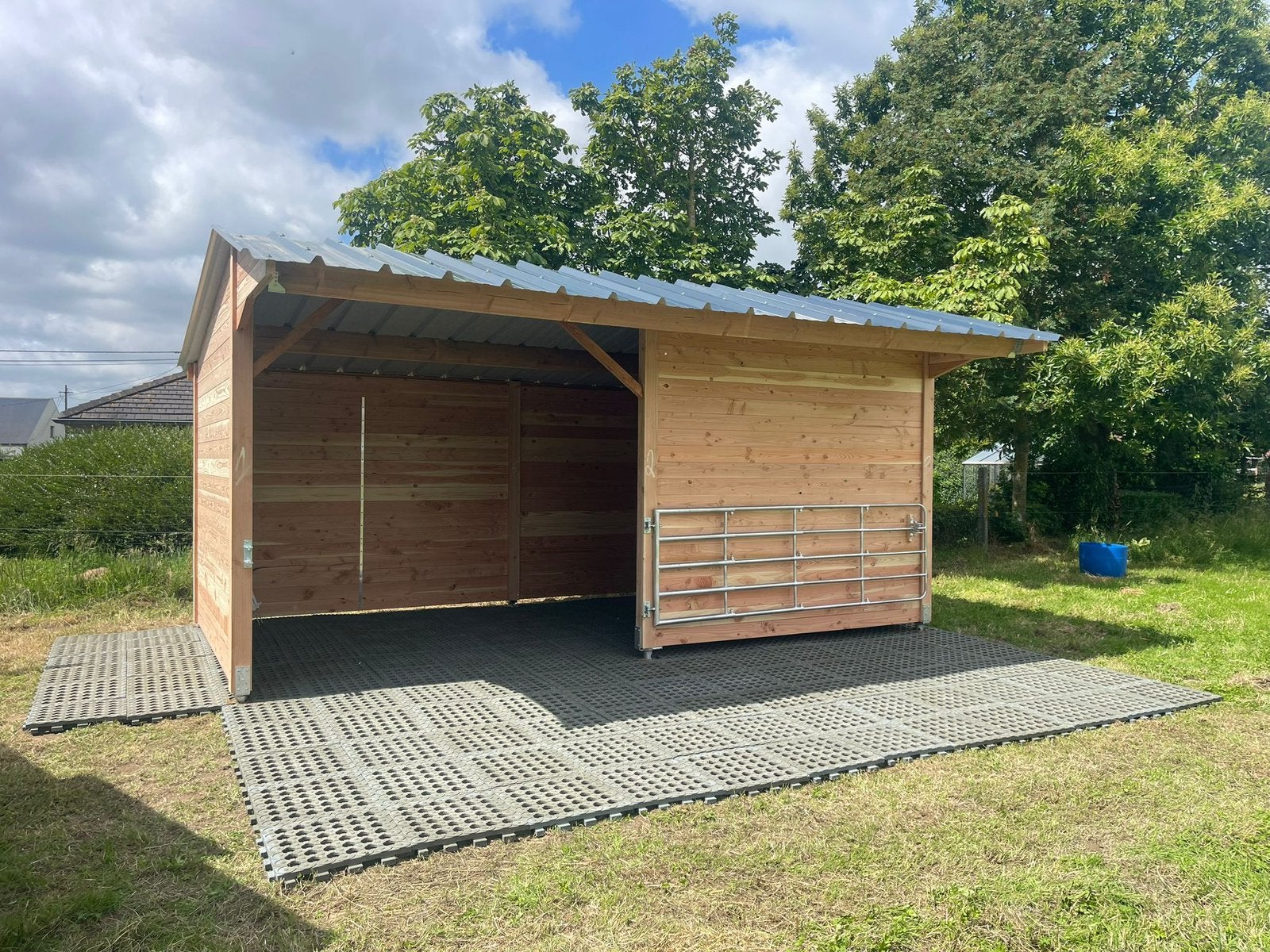 Meadow Mats/MudControl, Mise à l'étable