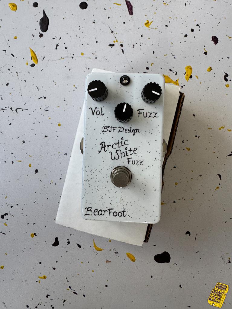 Fuzz blanc arctique Bearfoot FX, Enlèvement ou Envoi, Comme neuf, Distortion, Overdrive ou Fuzz