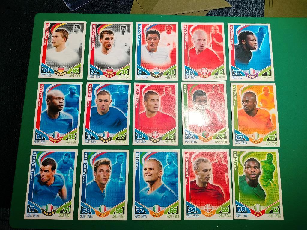 48 kaarten voetballers MATCH ATTAX - 3 foto's voetbal speler, Enlèvement ou Envoi, Comme neuf