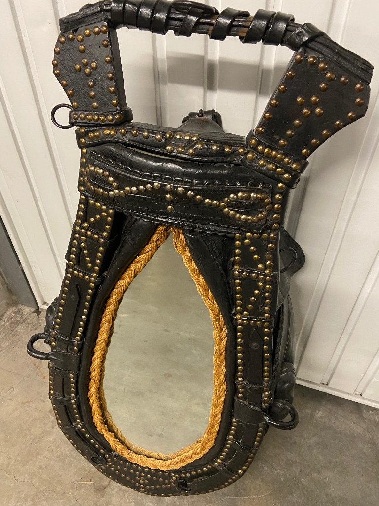 Harnais cheval avec miroir, Enlèvement