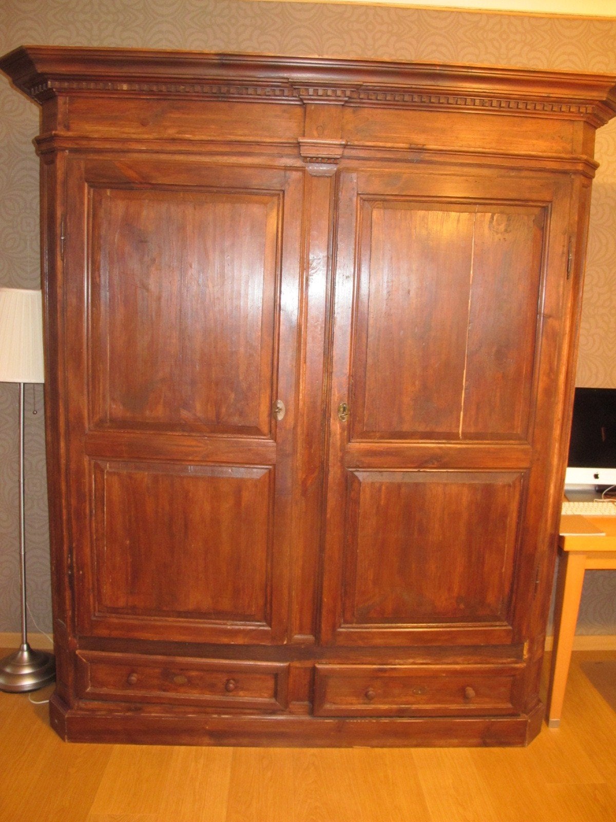 Grote houten kast, Enlèvement