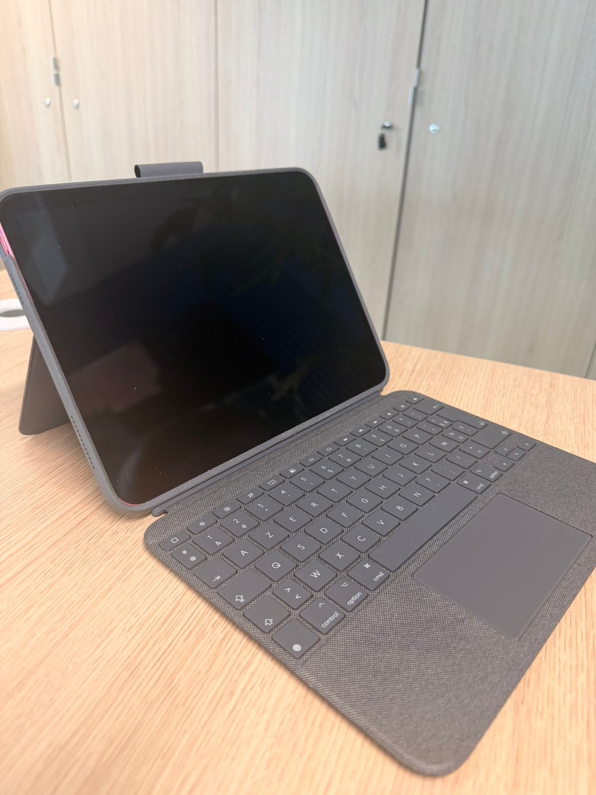 Apple Ipad 2025 11inch roze + logitech hoes & toestenbord, Ophalen, Zo goed als nieuw