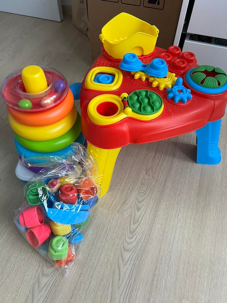 Lot jouets éveil : table d’activités + pyramide anneaux, Enlèvement, Comme neuf