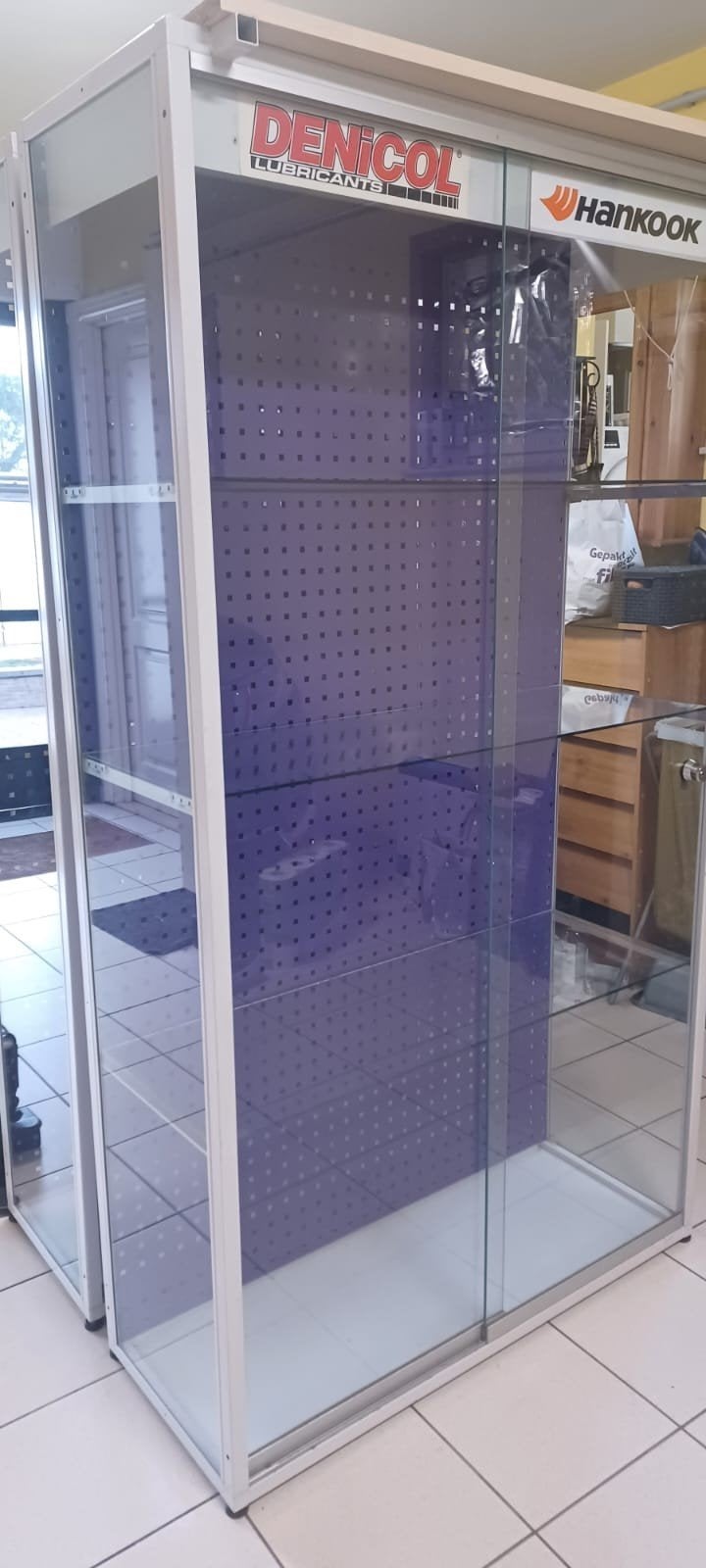 2x vitrinekast 1 met haken 1 met glazen schabben, Ophalen, Met deur(en), Gebruikt, 50 tot 100 cm