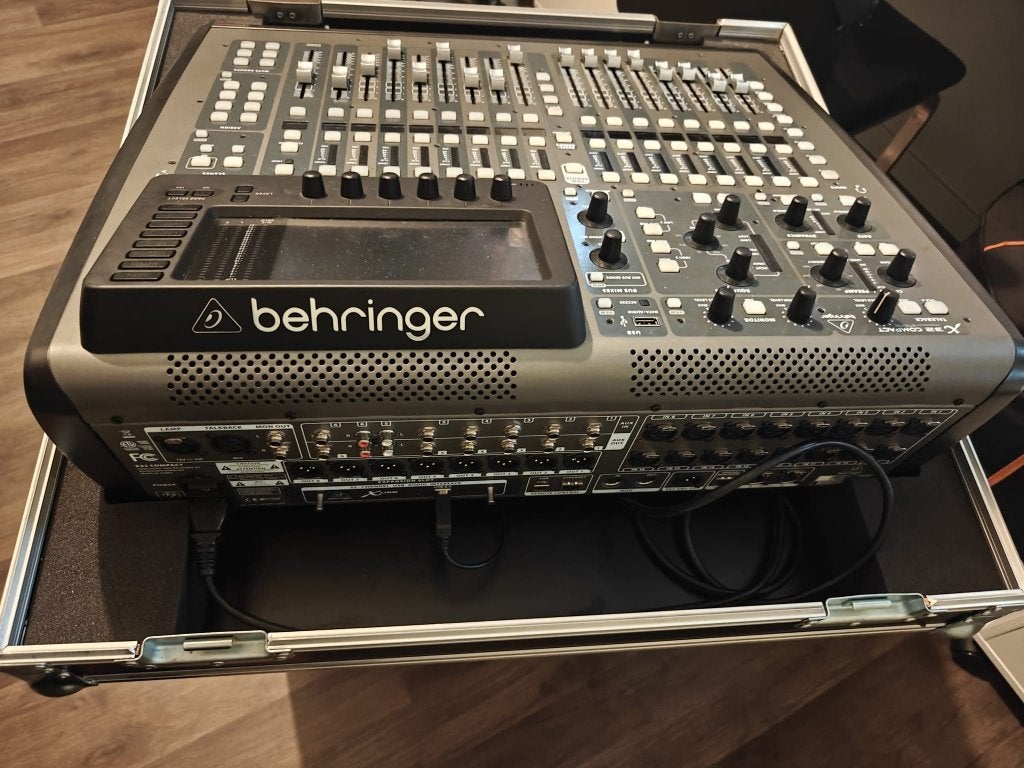 Behringer X32 Compact - Inclusief flightcase, Enlèvement, Comme neuf, 10 à 20 canaux