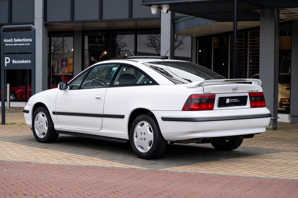 Opel Calibra 2.0i 16V (bj 1996), Auto's, Oldtimers, 100 kW, Zwart, 136 pk, Wit