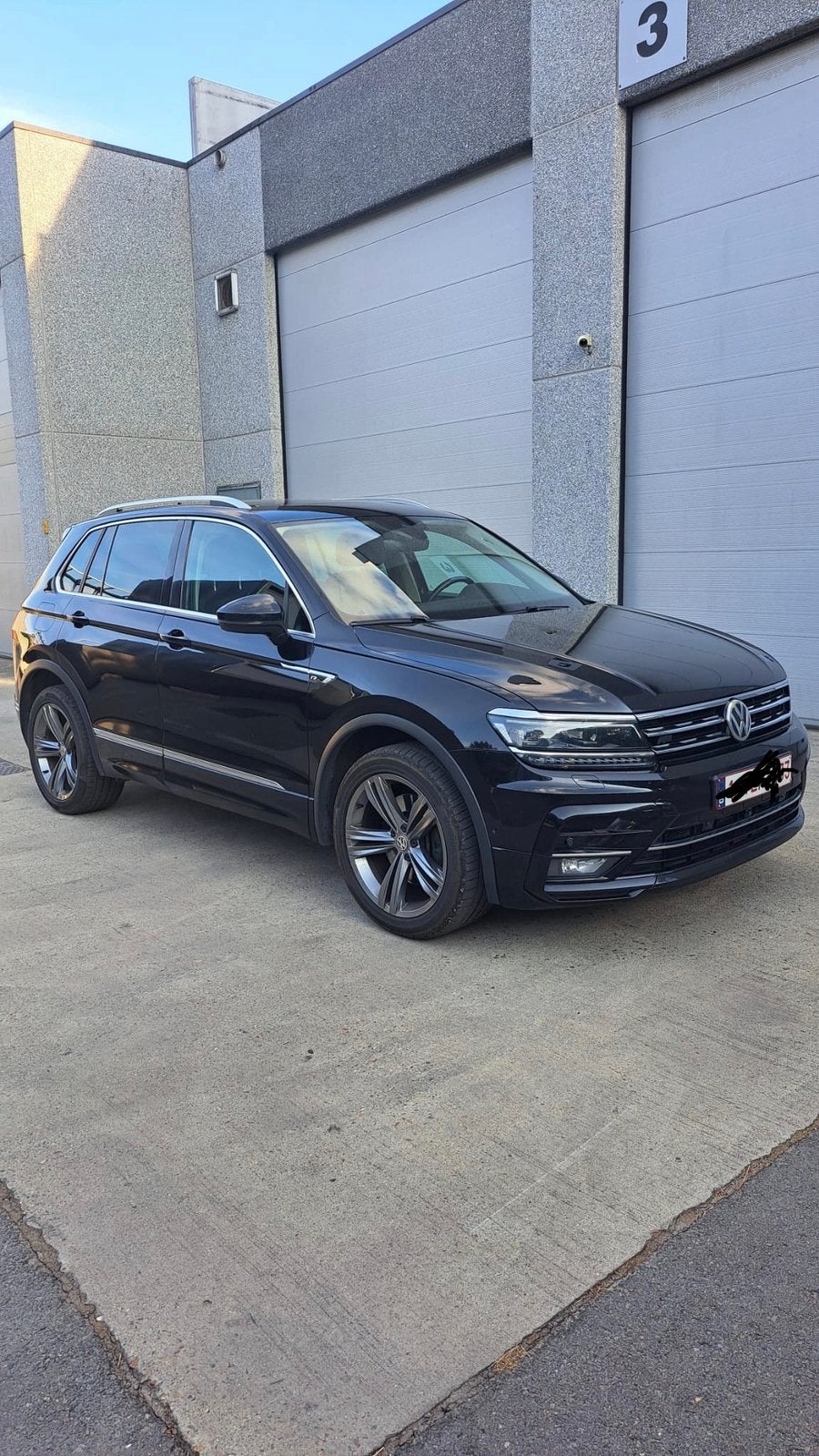 Volkswagen Tiguan 4motion R-line, Auto's, Volkswagen, Dealer onderhouden, 4 cilinders, 2500 kg, Zwart