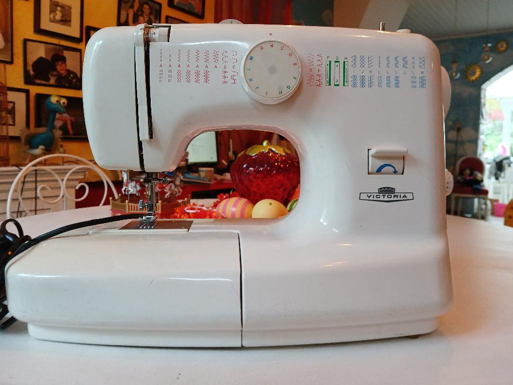 Machine a coudre VICTORIA pour pieces, Hobby & Loisirs créatifs, Machines à coudre & Accessoires, Enlèvement, Utilisé, Machine à coudre