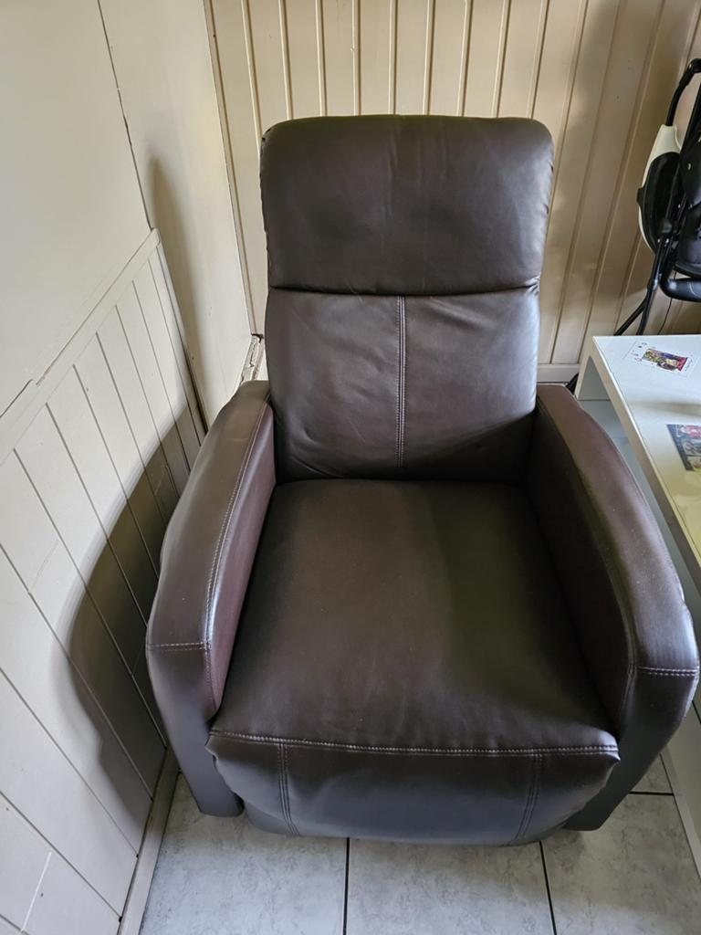 FAUTEUILS MET UITKLAPBARE VOETLEUNING 50EURO, Ophalen, Zo goed als nieuw
