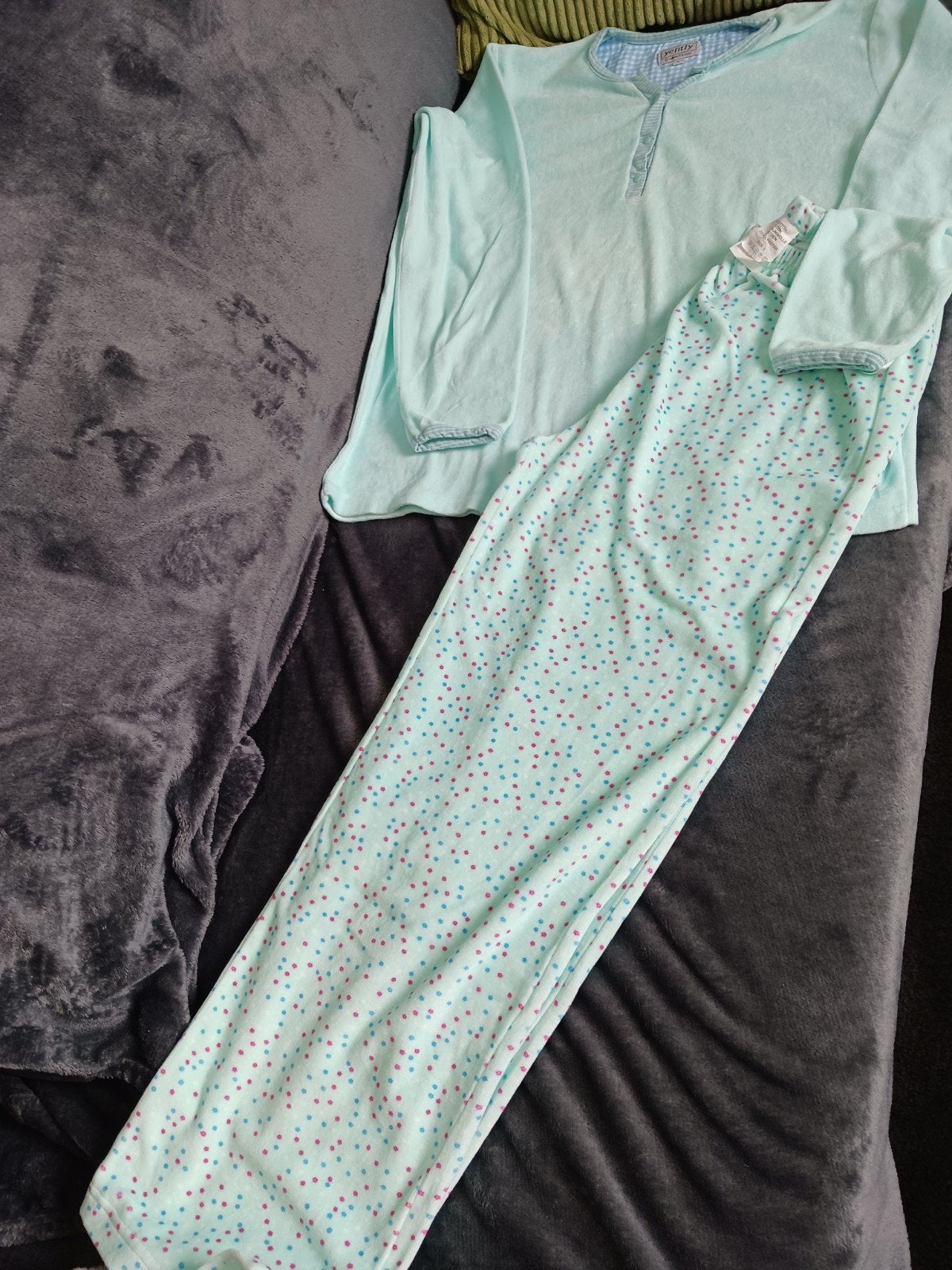 Groene pyjama merk Yently net als nieuw te koop.Maat L, Yently, Ophalen, Zo goed als nieuw, Maat 42/44 (L)